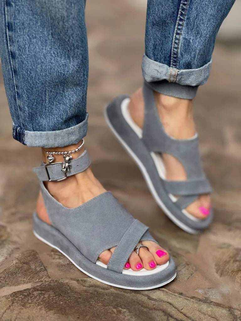 Aloisia | Sandales romaines tendance avec boucle en forme de poisson pour l'été