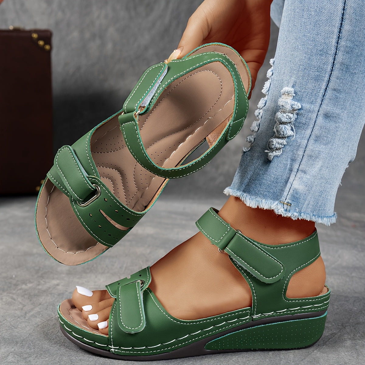 Corinne | Sandales à talon compensé en simili cuir avec maintien